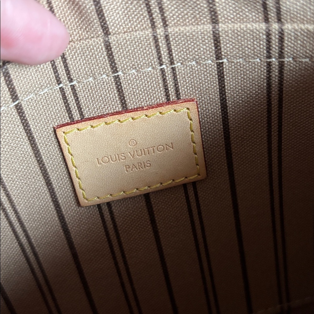 Louis Vuitton pouch - Picture 7 of 12